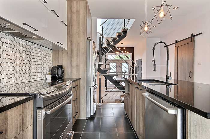 Cuisine en stainless et escalier moderne